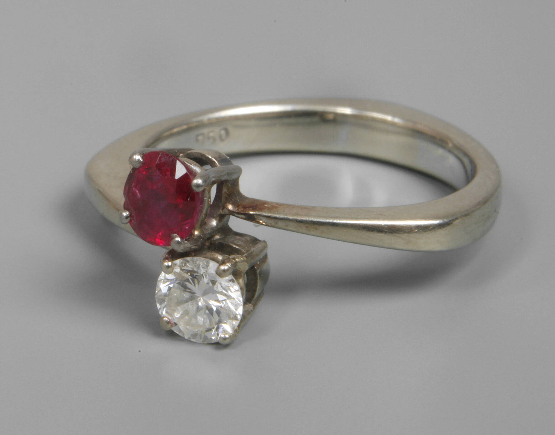 Damenring mit Rubin und Brillant