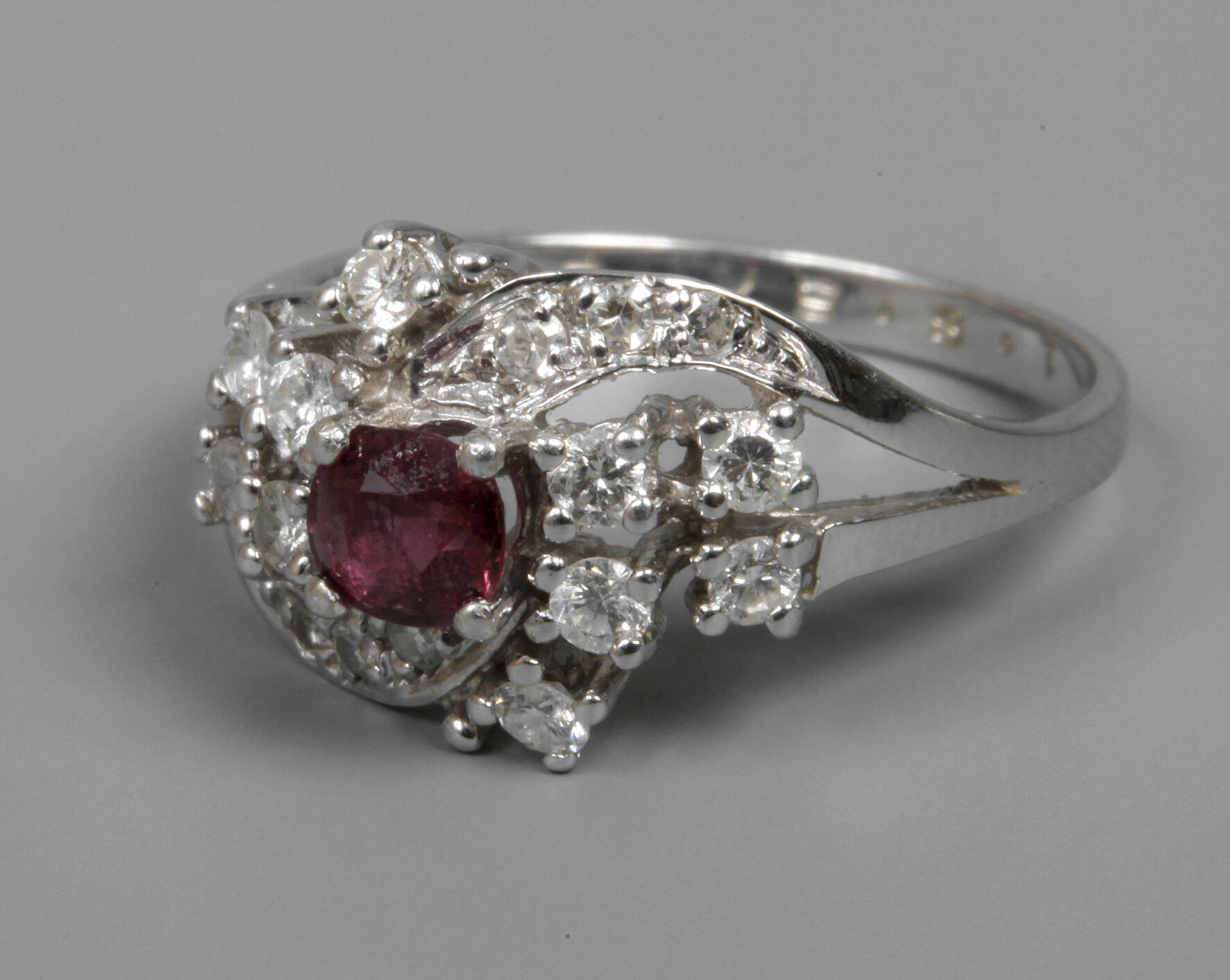 Damenring mit Rubin und Brillanten