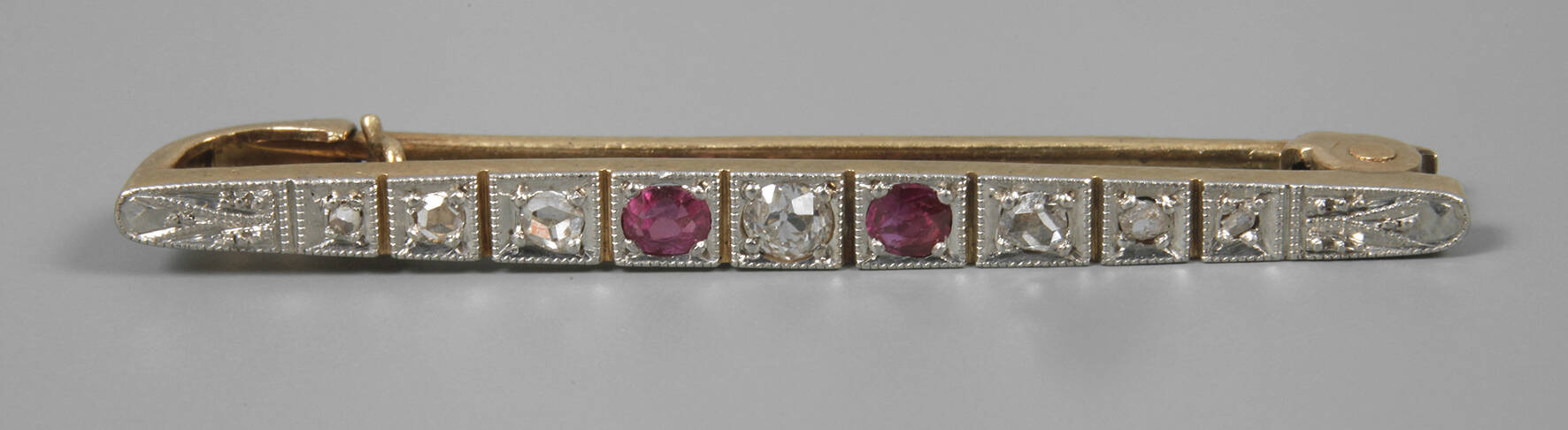 Stabbrosche mit Rubinen und Diamanten