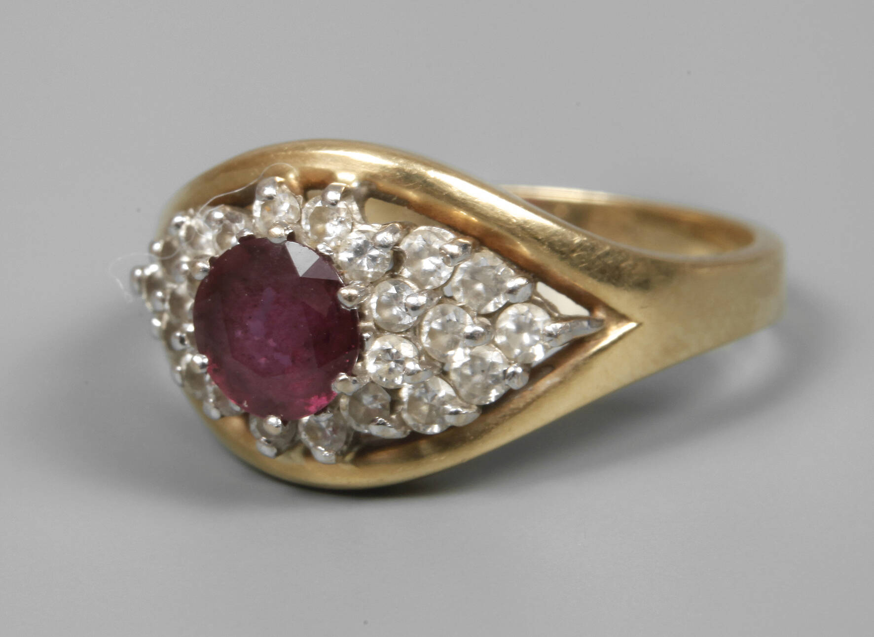 Damenring mit Rubinen und Diamanten