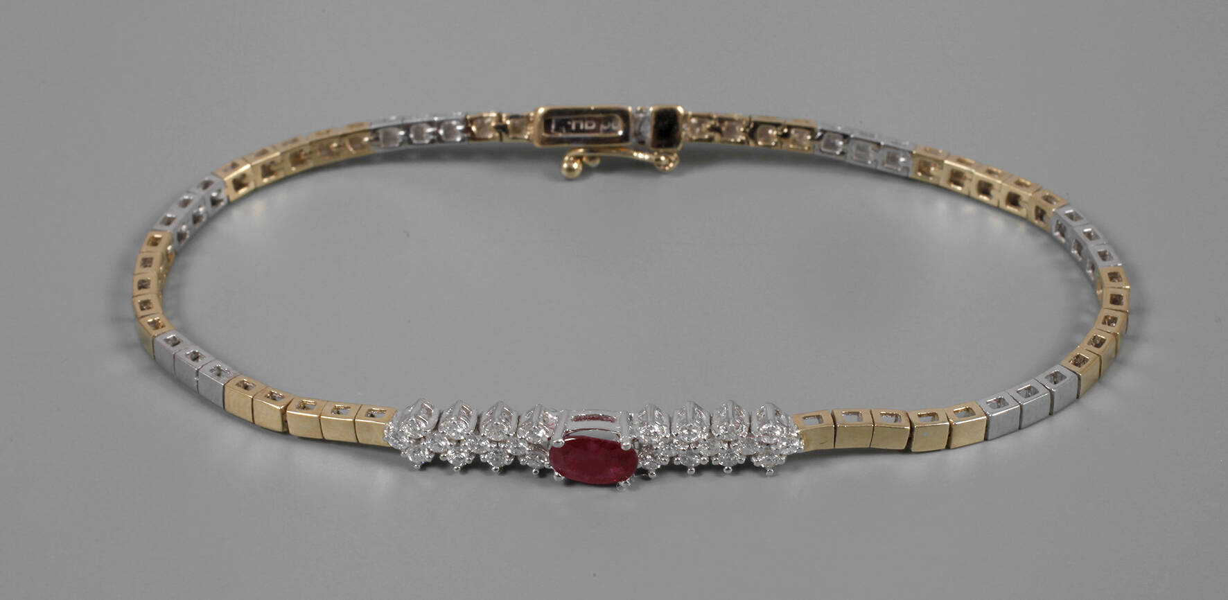 Armband mit Rubin und Brillanten