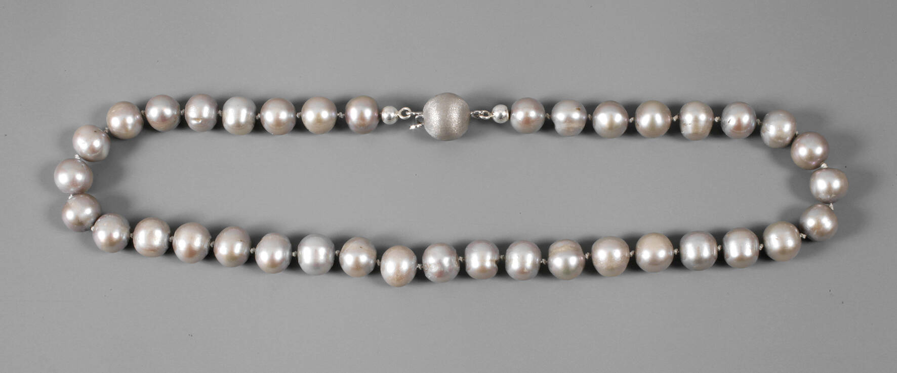 Graue Perlenkette