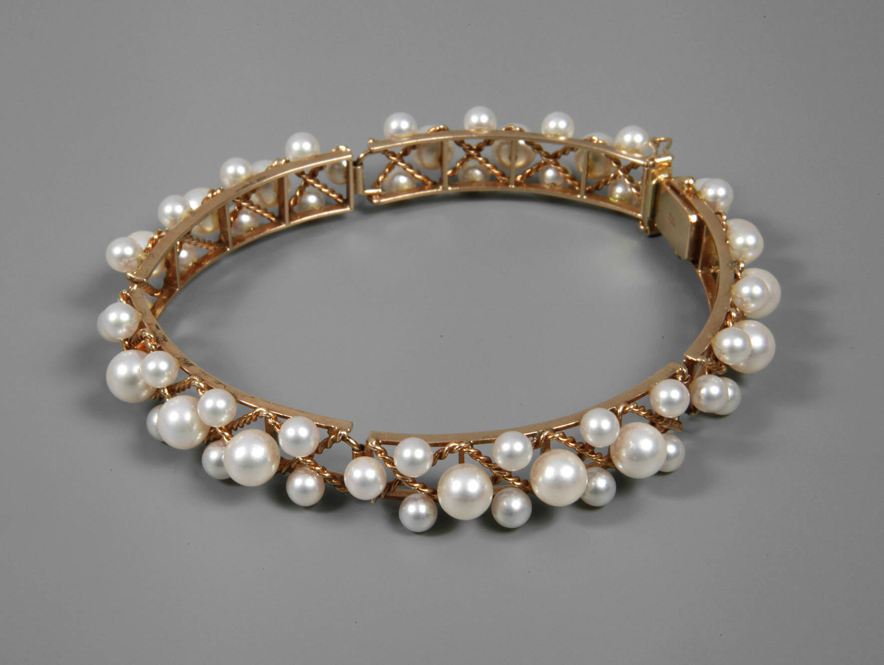 Feines Armband mit Perlenbesatz