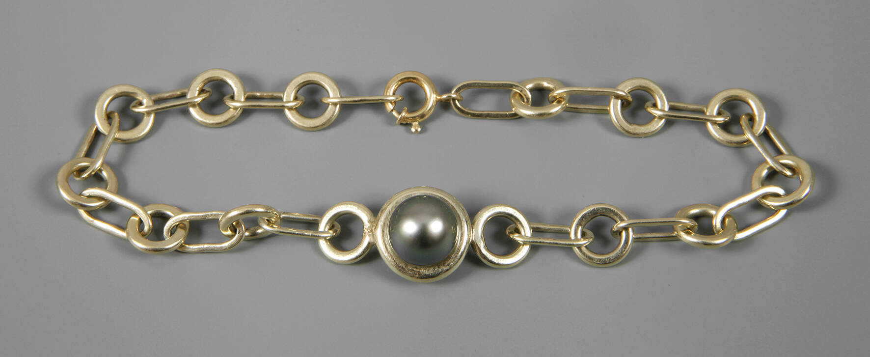 Armband mit grauer Perle