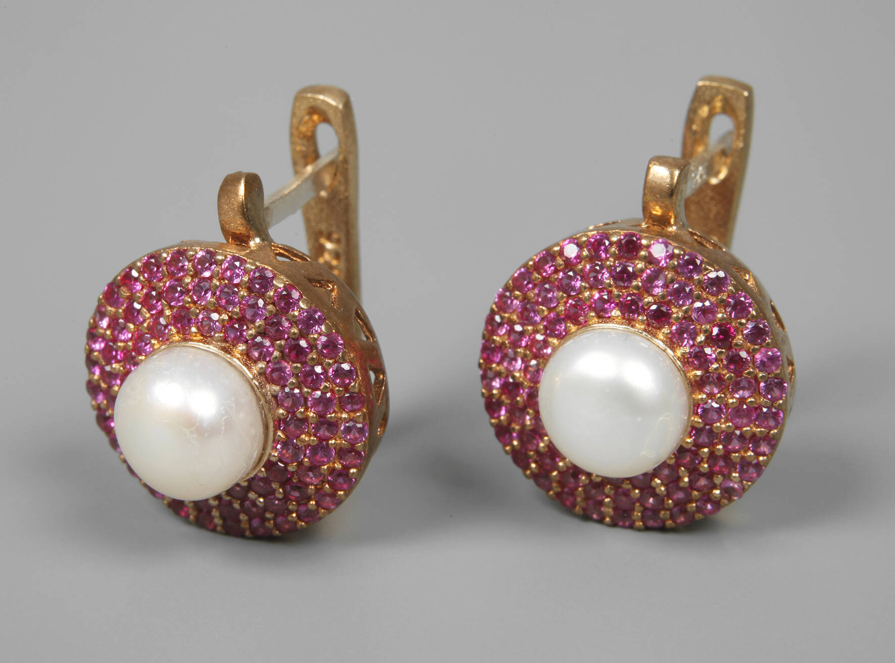 Paar Ohrringe mit Perlen