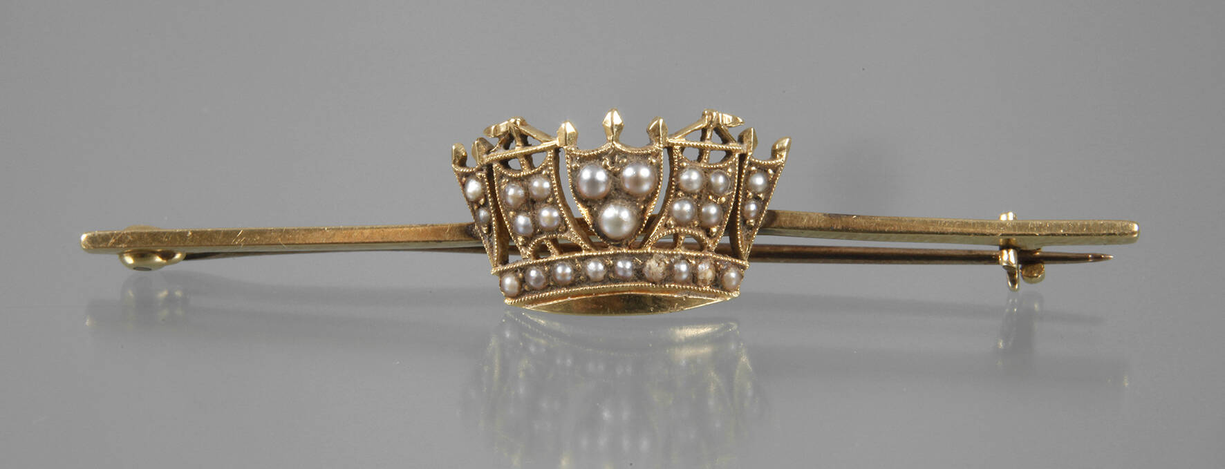 Brosche mit Perlbesatz