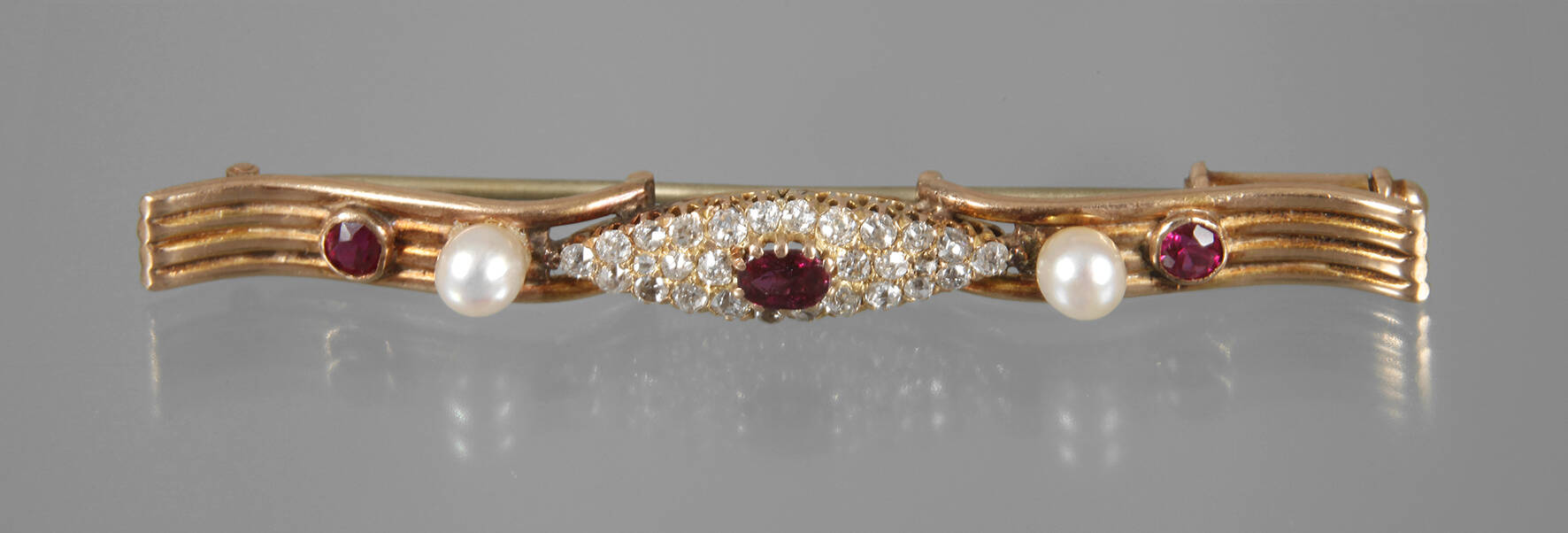 Brosche mit Rubinen, Perle und Diamanten