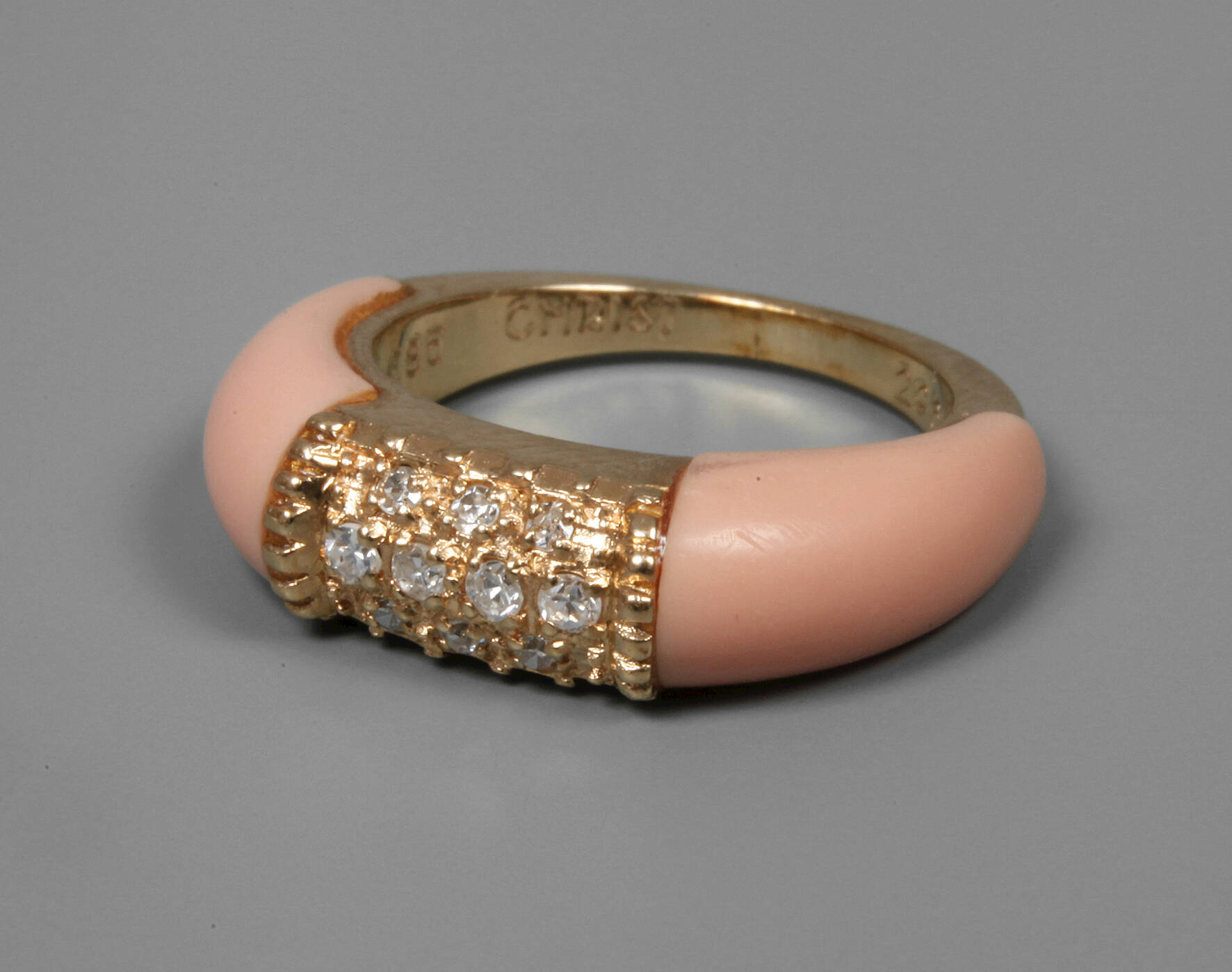 Damenring mit Engelshautkoralle und Brillanten