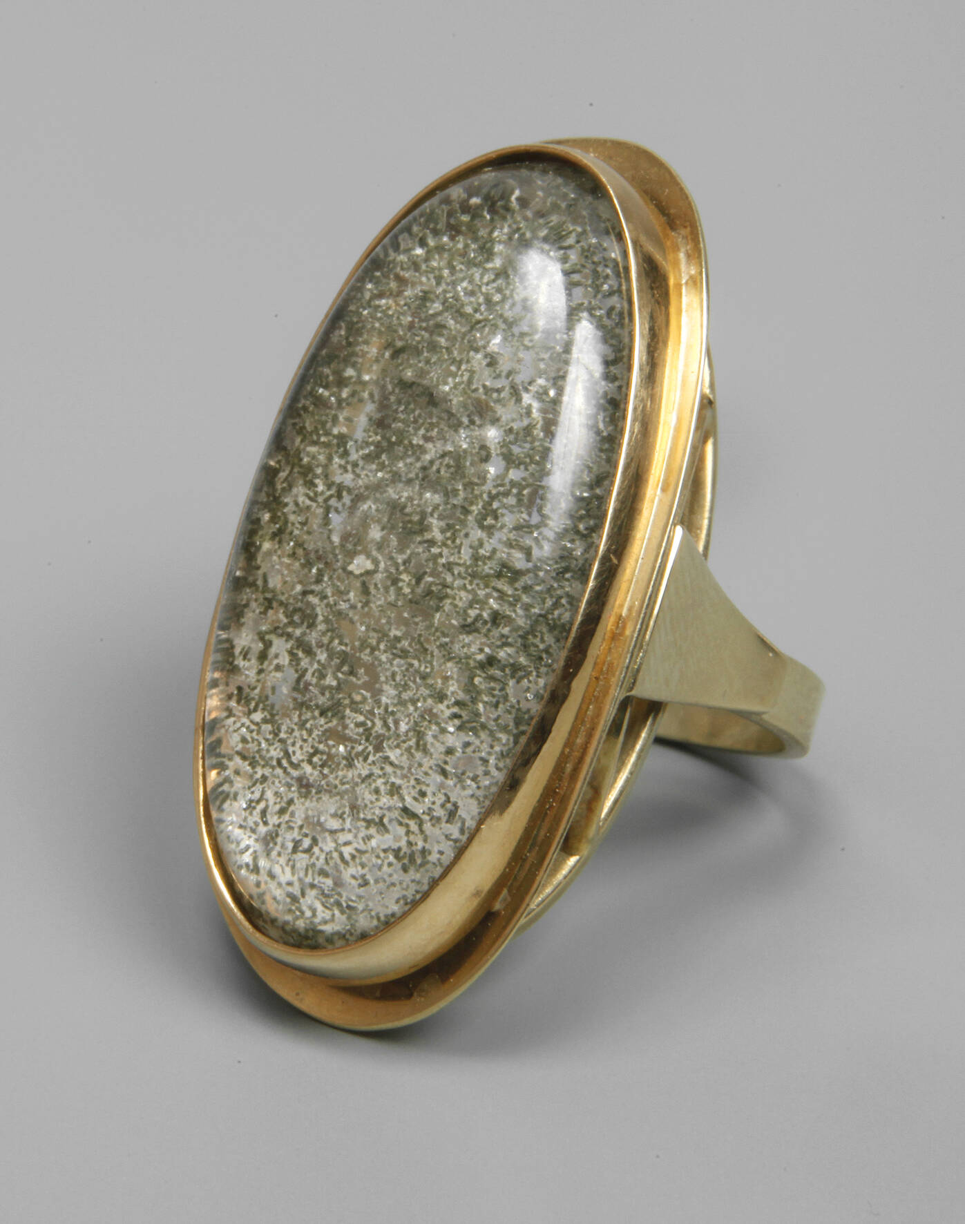 Damenring mit Steinbesatz