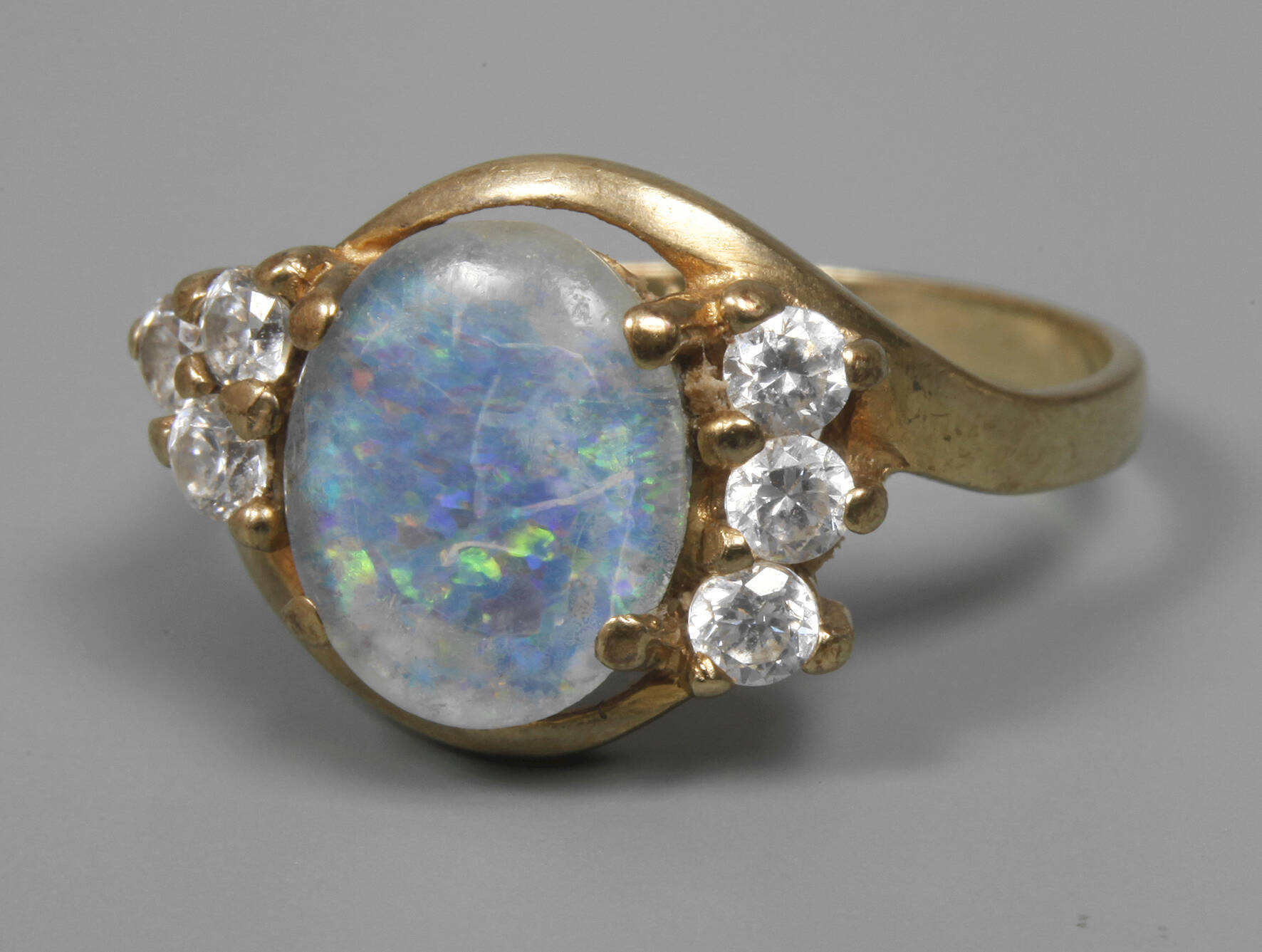 Damenring mit Edelopal und Brillanten