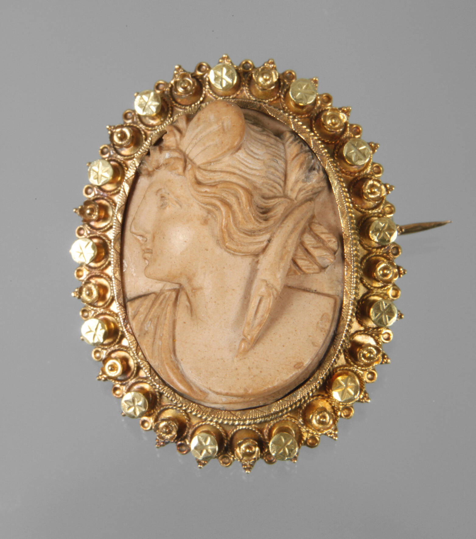 Brosche mit Lavakamee