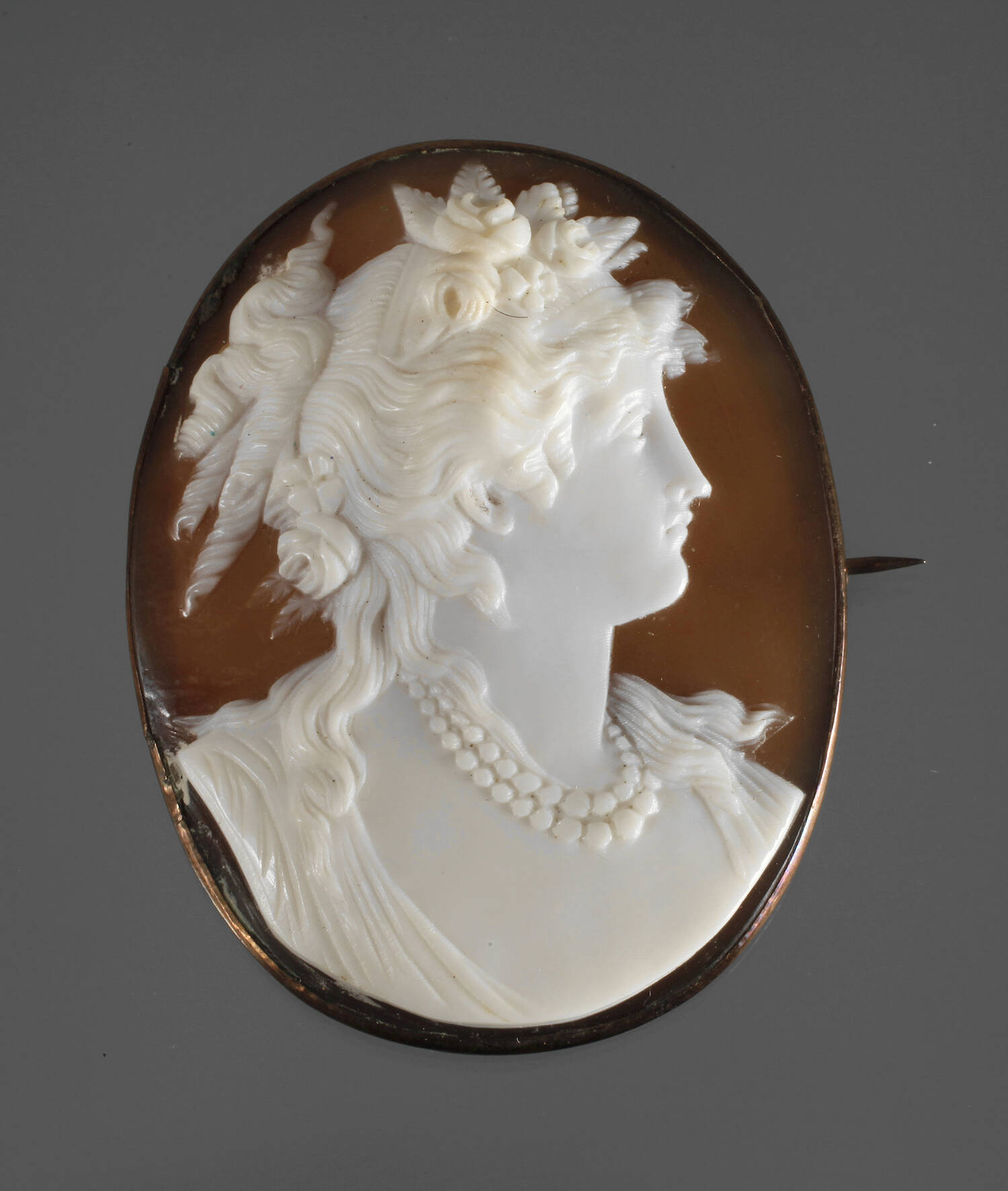 Brosche mit Muschelkamee