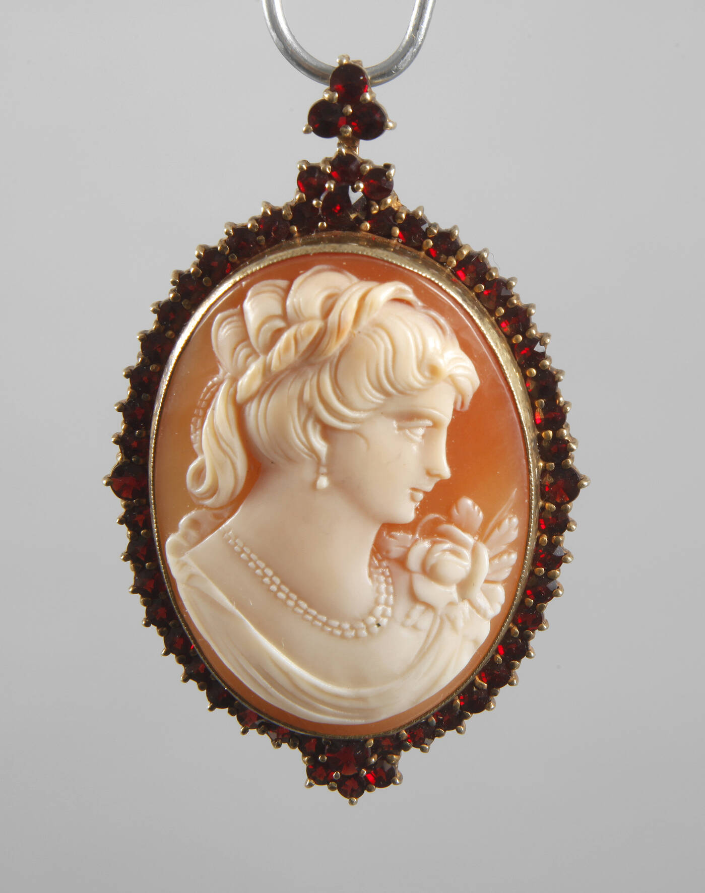 Brosche mit Granaten und Muschelkamee