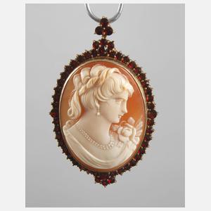 Brosche mit Granaten und Muschelkamee