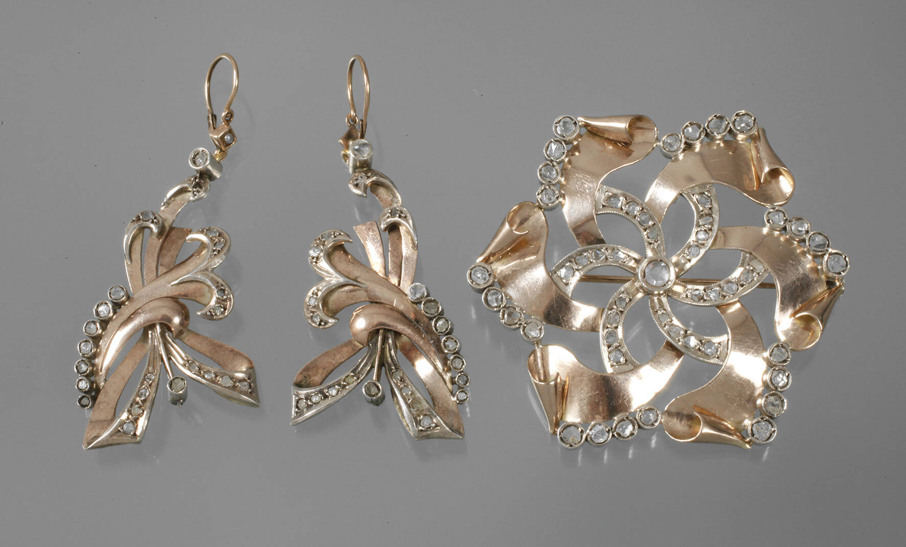 Schmuckset mit Diamantbesatz