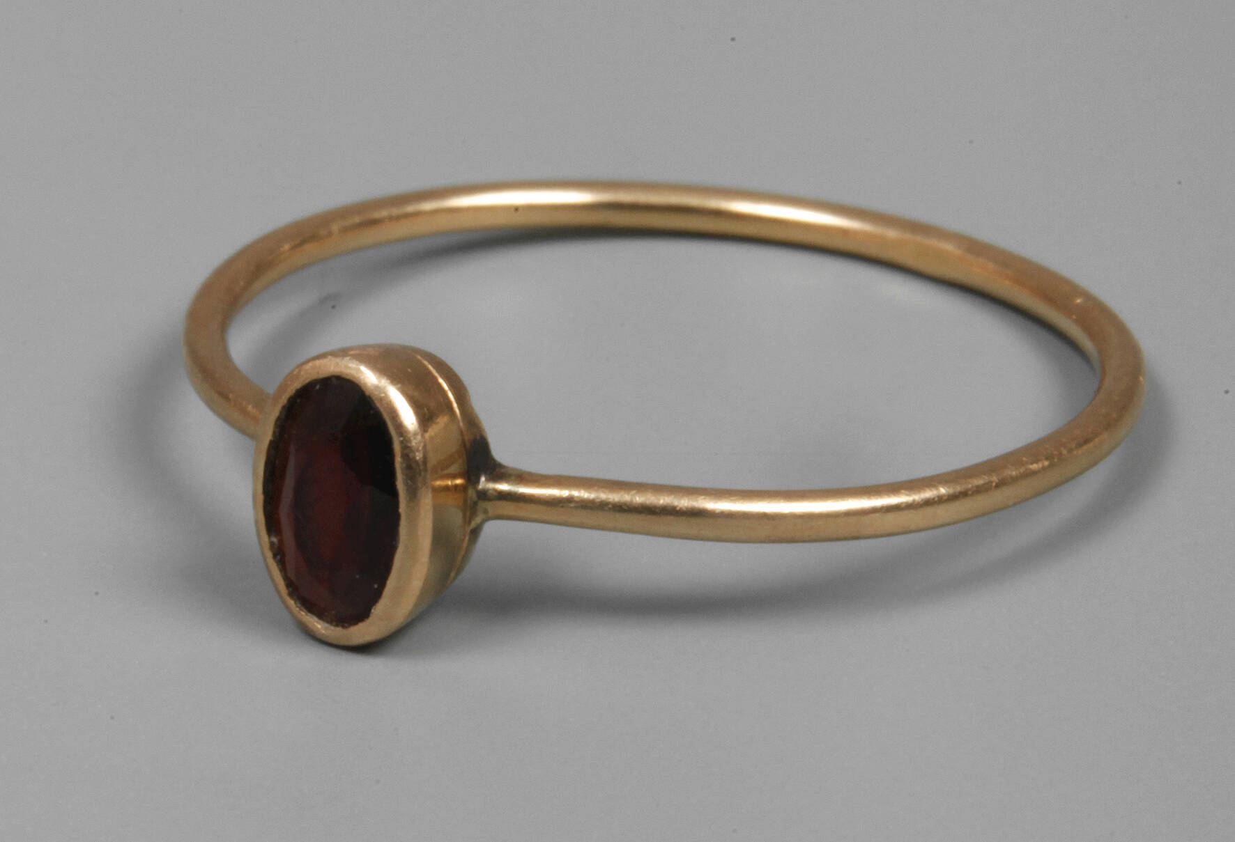 Damenring mit Granat