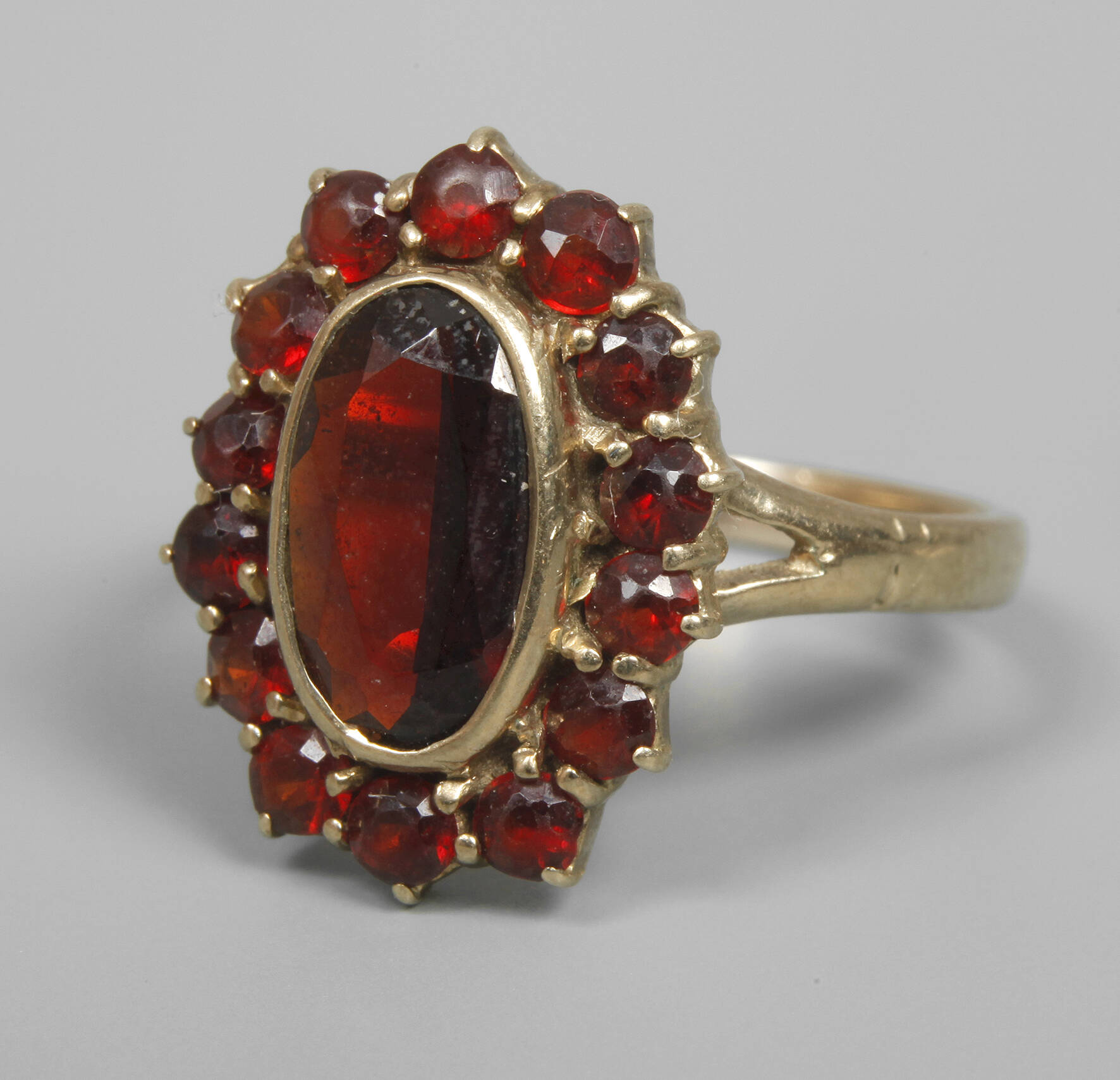 Damenring mit Granat