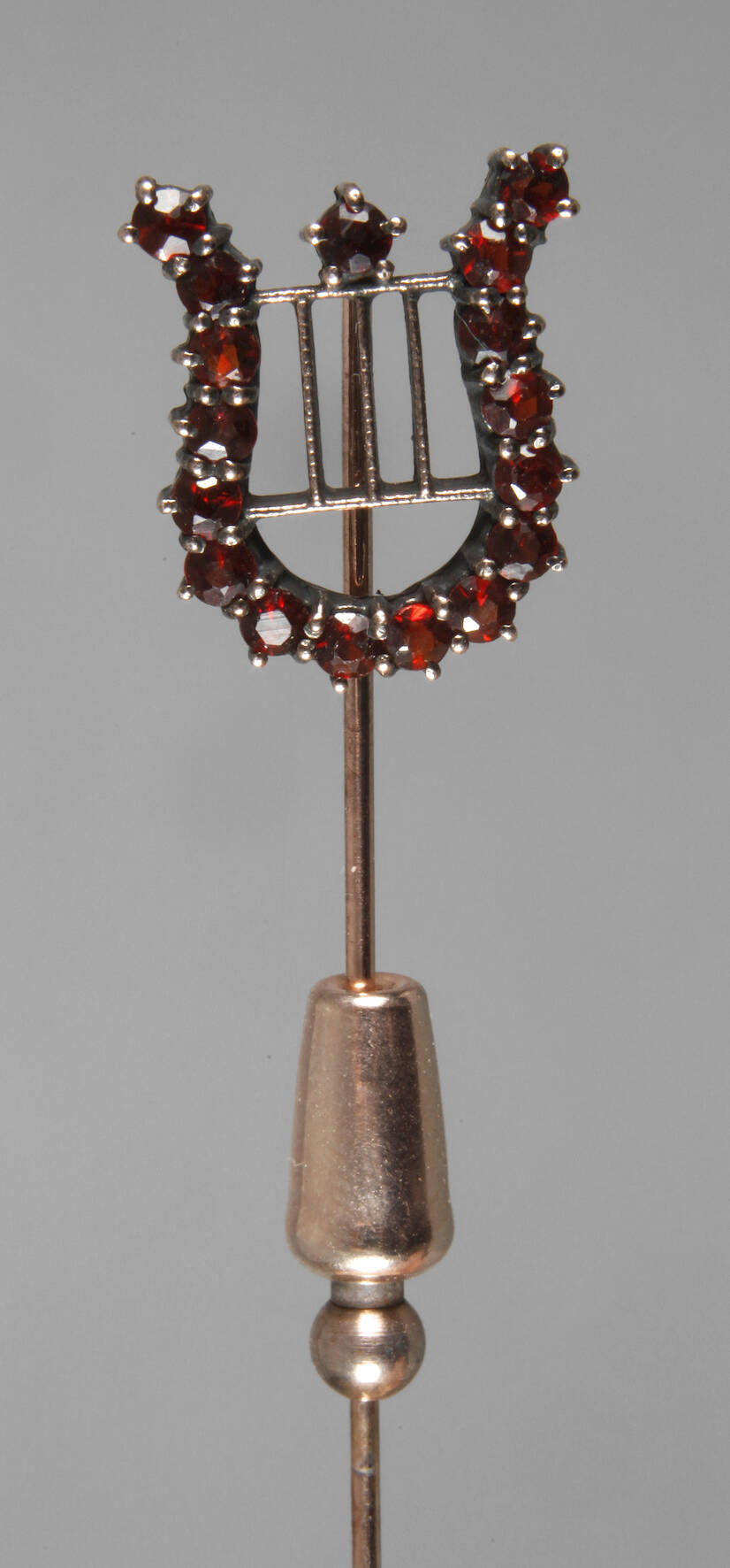 Reversnadel mit Granat