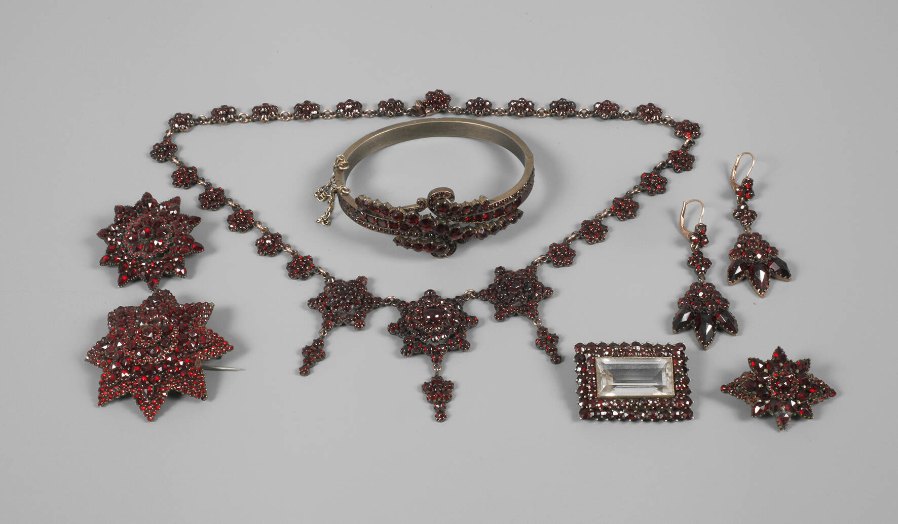 Großes Konvolut Granatschmuck