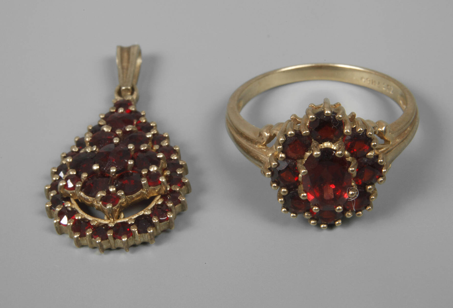 Zwei Teile Granatschmuck