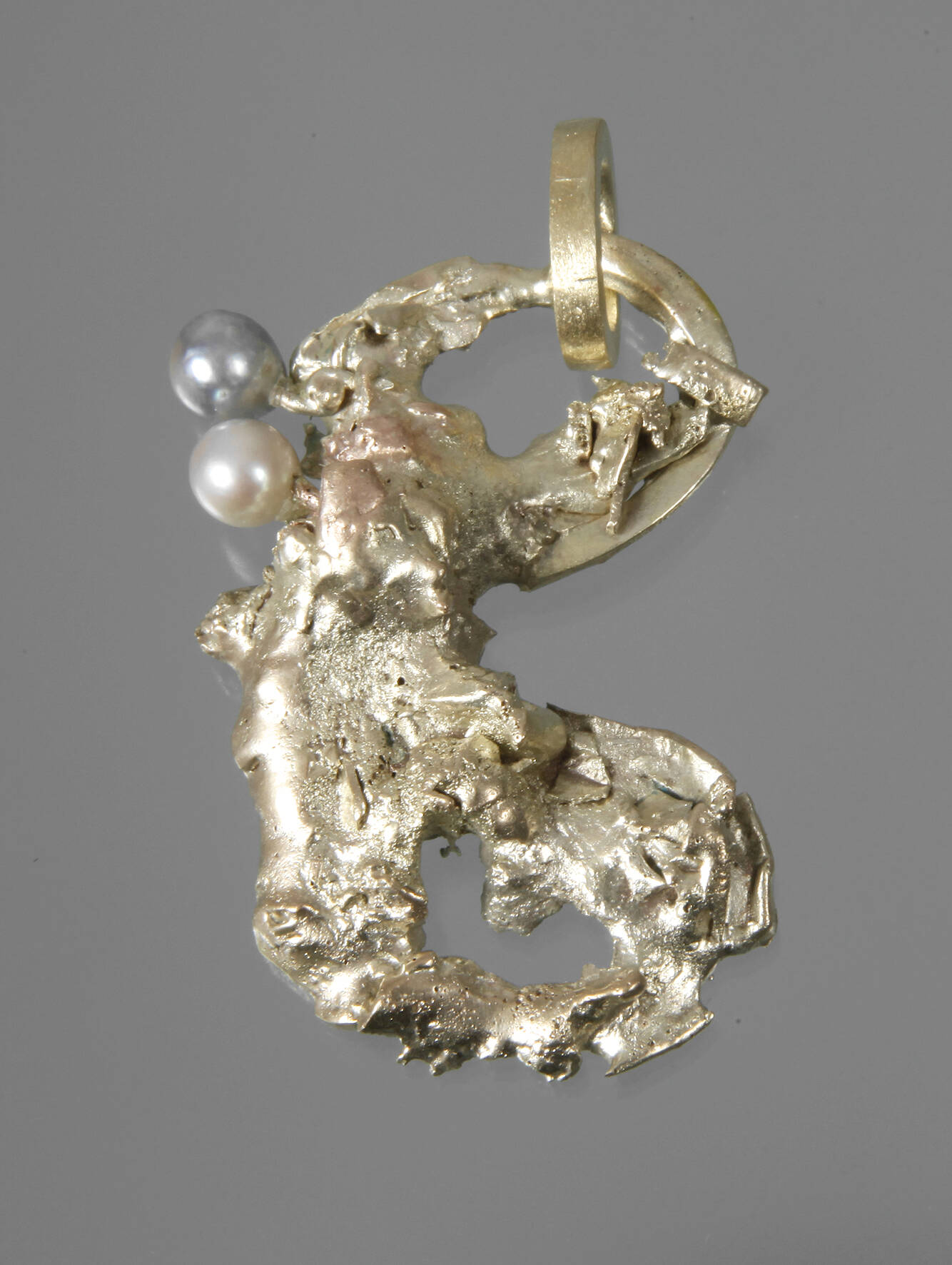 Goldanhänger mit Perlen