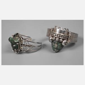 Zwei Silberarmreife mit Steingravuren