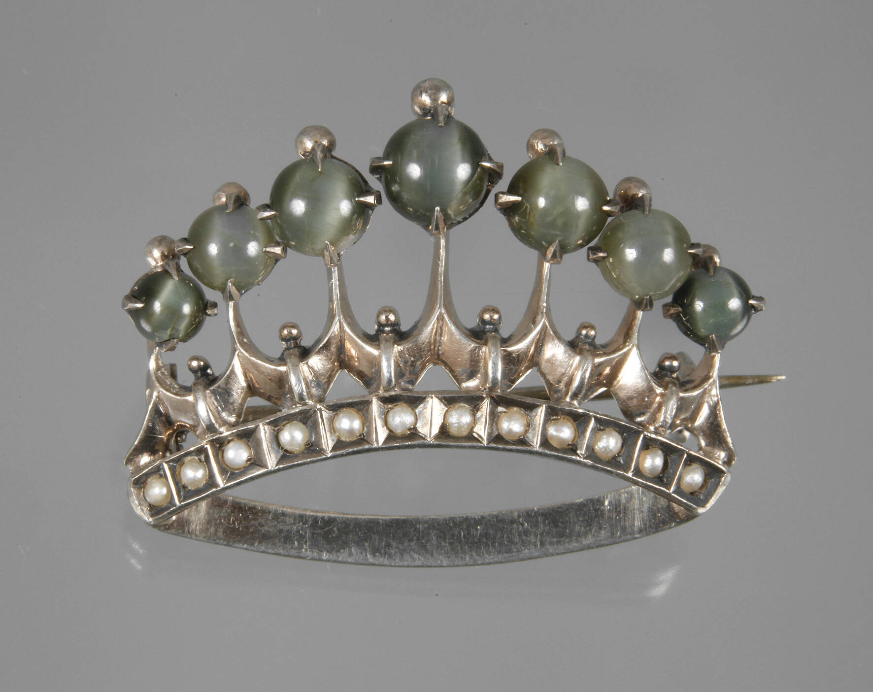 Brosche mit Katzenaugen