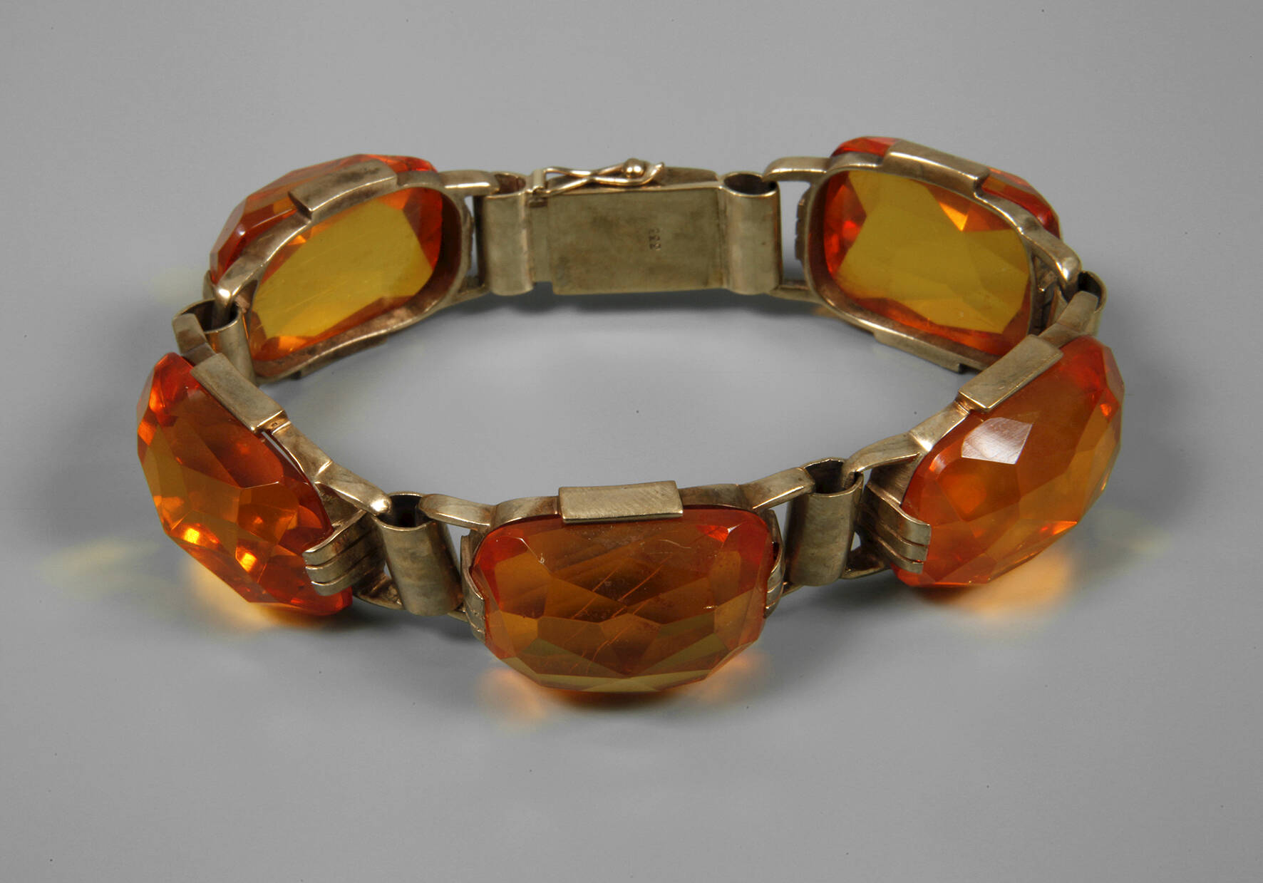 Armband mit Bernsteinen