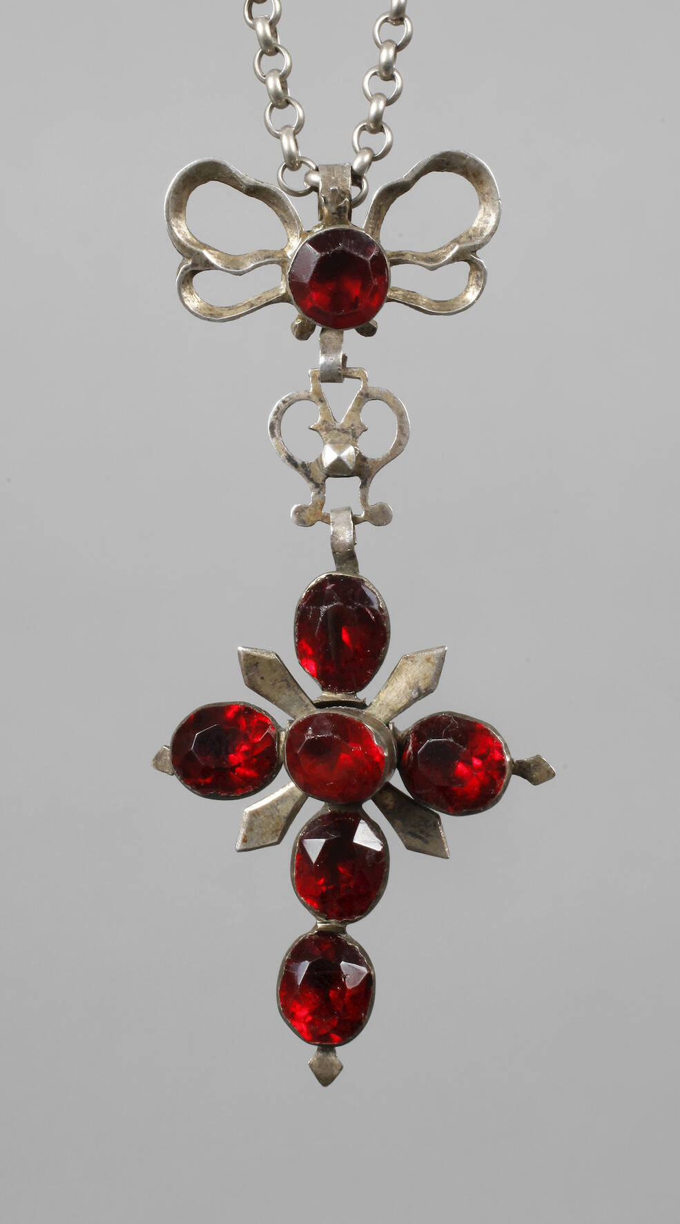 Silberkreuz an langer Erbskette