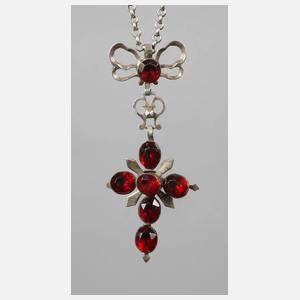 Silberkreuz an langer Erbskette