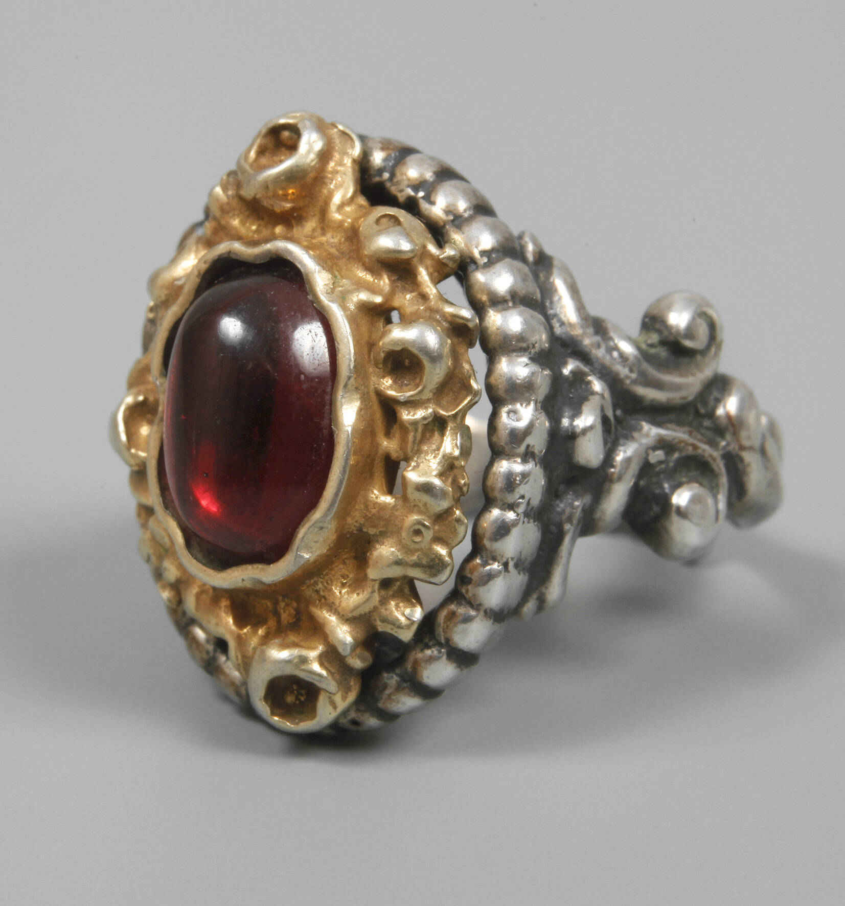 Aufwendiger Ring mit Granat