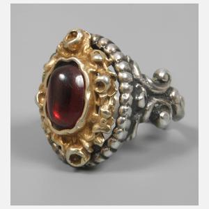 Aufwendiger Ring mit Granat