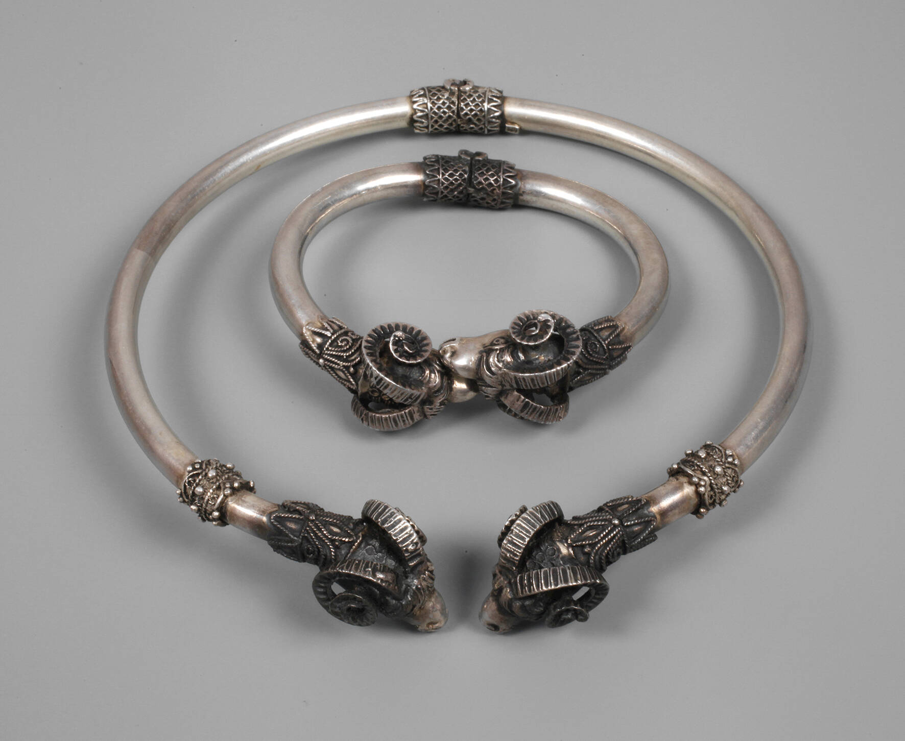 Schmuckset mit Widderköpfen