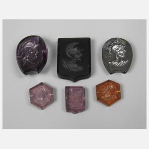 Sechs gravierte Edelsteine