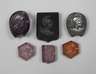 Sechs gravierte Edelsteine