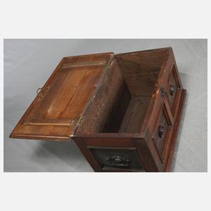 Kleine Flachdeckeltruhe