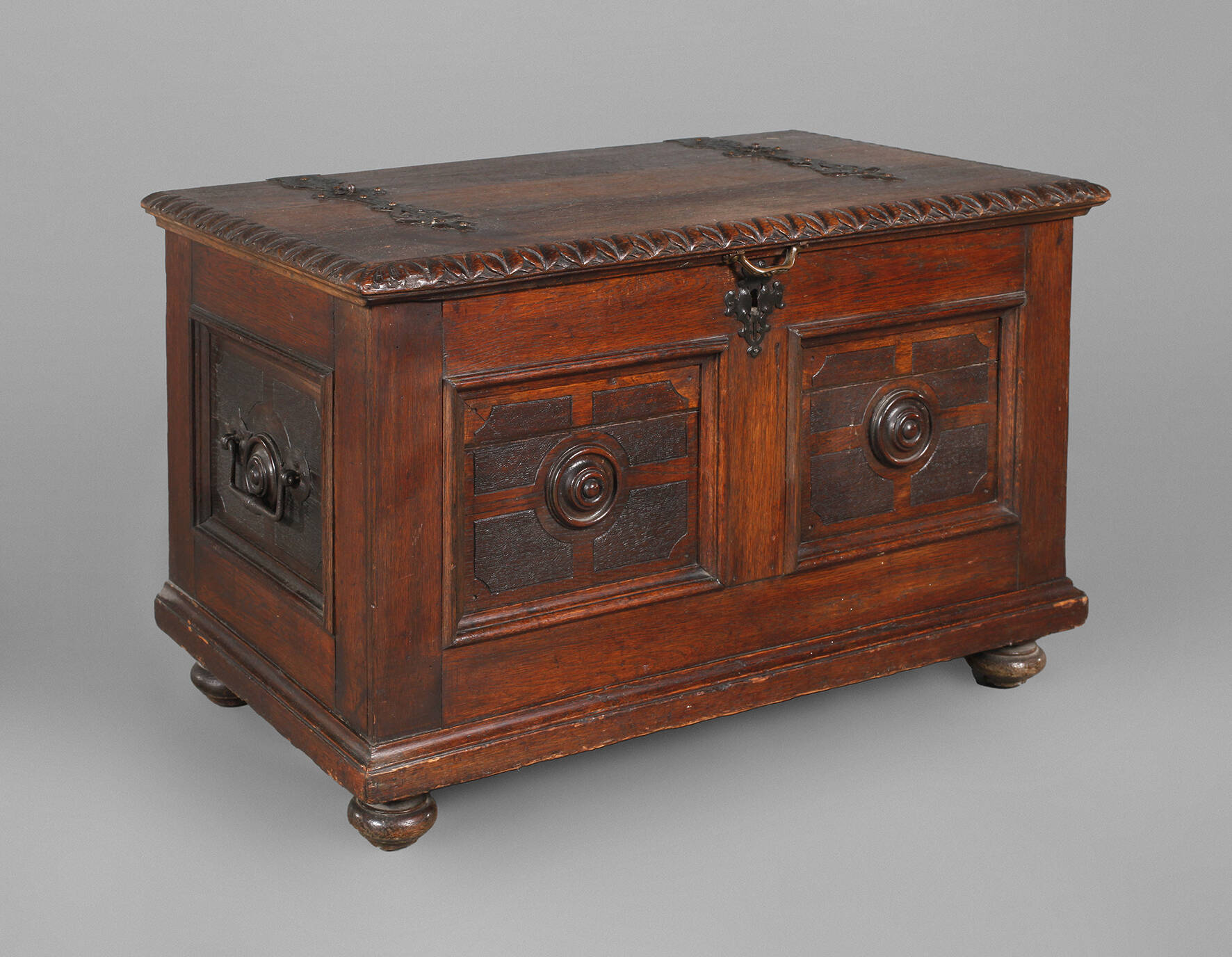 Kleine Flachdeckeltruhe