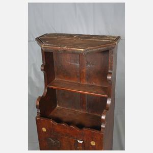 Kleiner bäuerlicher Wandschrank