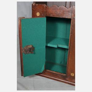 Kleiner bäuerlicher Wandschrank