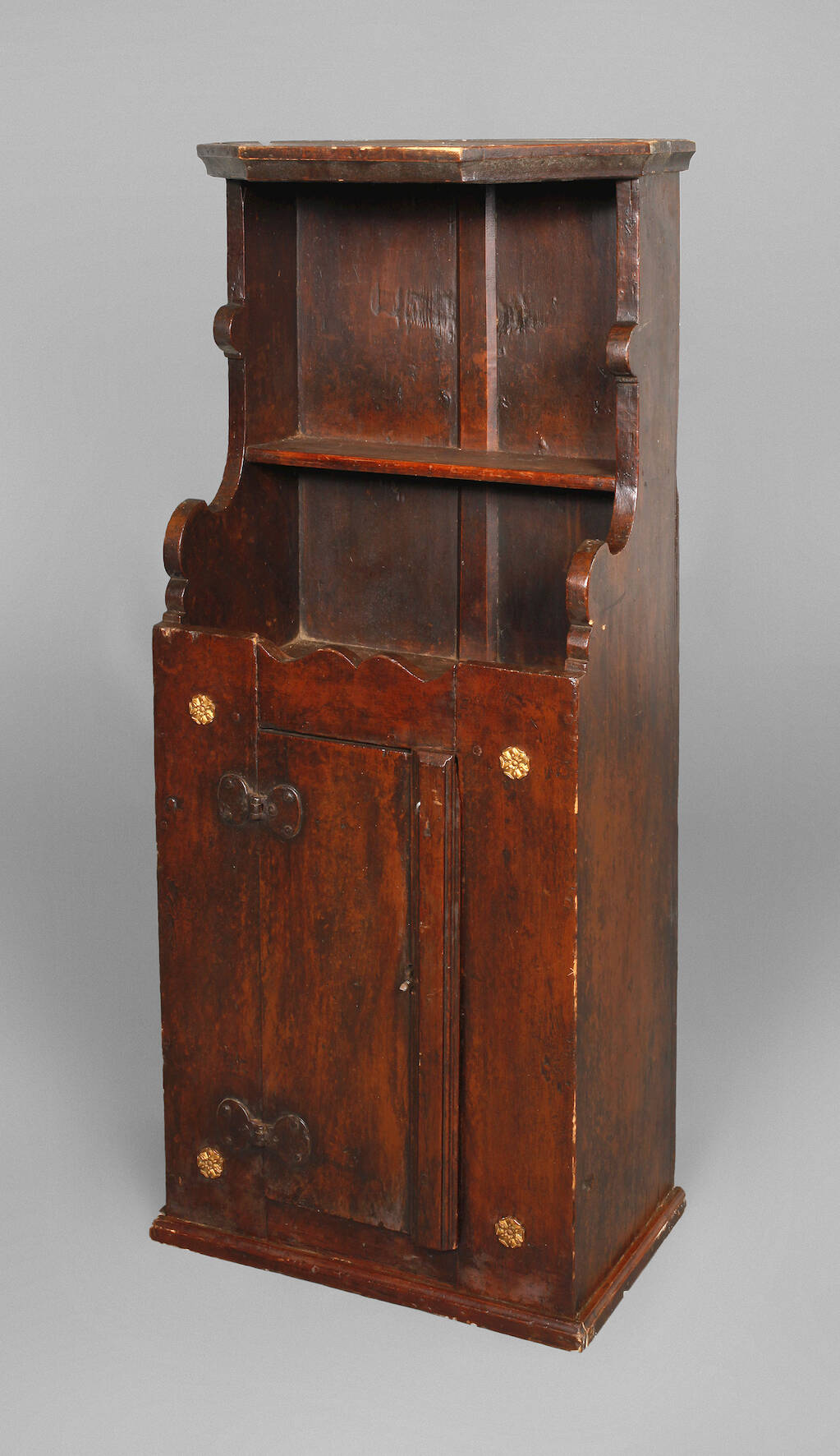 Kleiner bäuerlicher Wandschrank