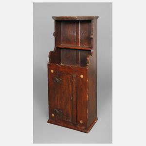 Kleiner bäuerlicher Wandschrank