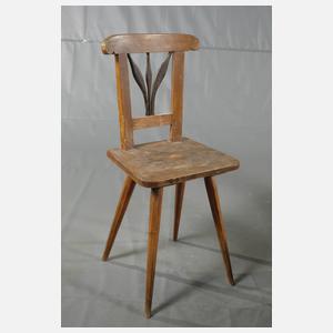 Acht bäuerliche Brettstühle