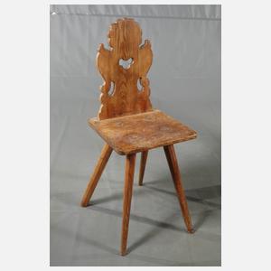 Acht bäuerliche Brettstühle