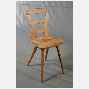 Acht bäuerliche Brettstühle