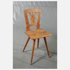 Acht bäuerliche Brettstühle