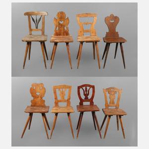Acht bäuerliche Brettstühle