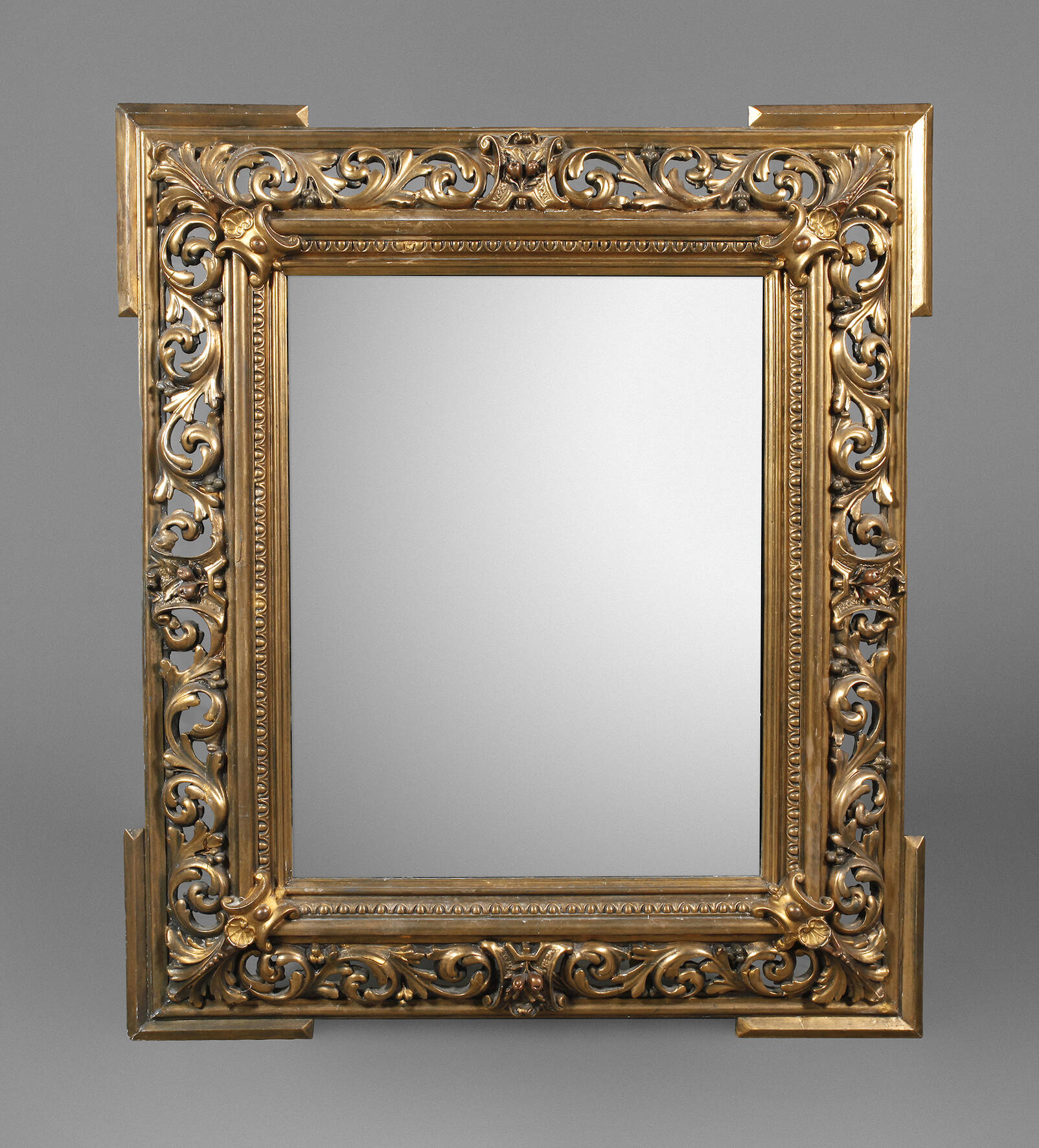 Spiegel im Stuckrahmen