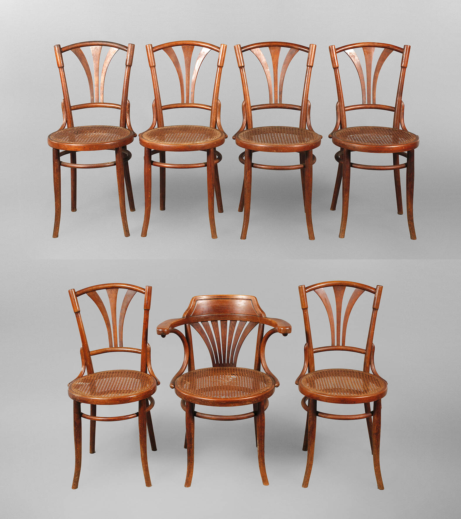 Sieben Kaffeehausstühle