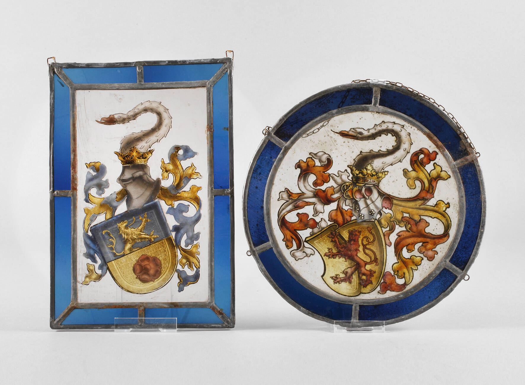 Zwei Bleiglasfenster