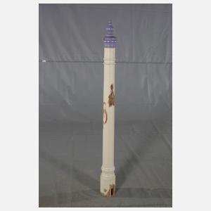 Zwölf Geländersäulen